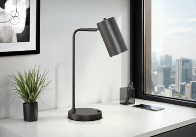 LIGHTING - 18"H TABLE LAMP BLACK METAL / BLACK SHADE / USB